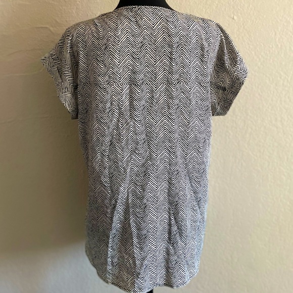 Forever 21 • Black & White Shortsleeved Blouse - Picture 3 of 9